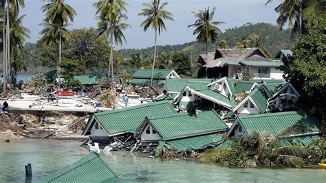 De Tsunami van 2004: Een Natuurramp van Ongeziene Proporties die de Geschiedenis van Indonesië voor altijd Veranderde